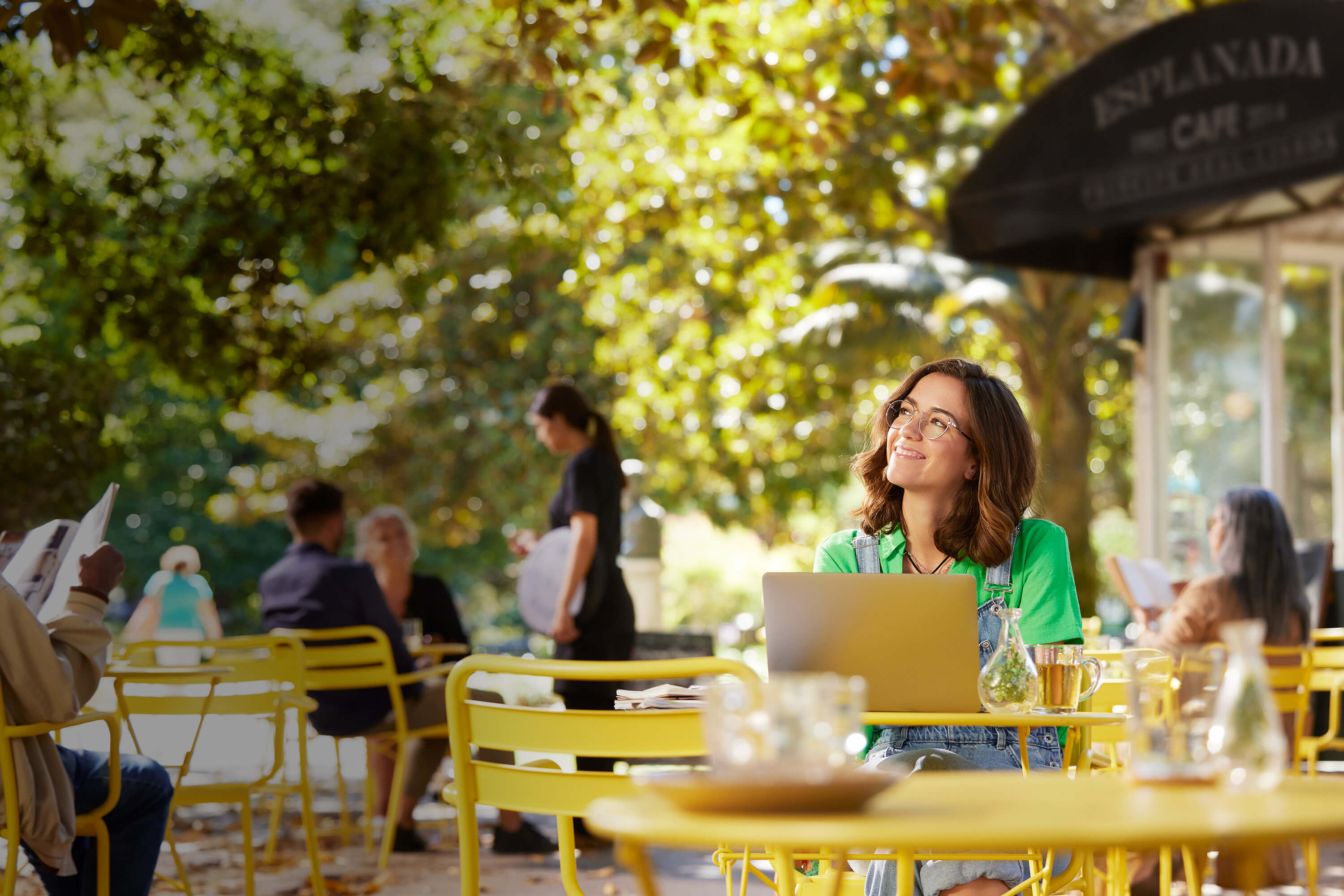 woman working in a cafe